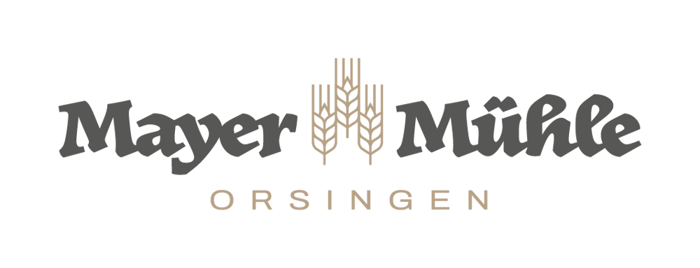 Schriftzug "Mayer Mühle ORSINGEN" in Dunkelgrau und Beige auf grünem Hintergrund, mit drei stilisierten Ähren.