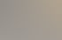 Zwei Frauen unterhalten sich in einem Büro, eine sitzt am Computer und schaut auf den Bildschirm.