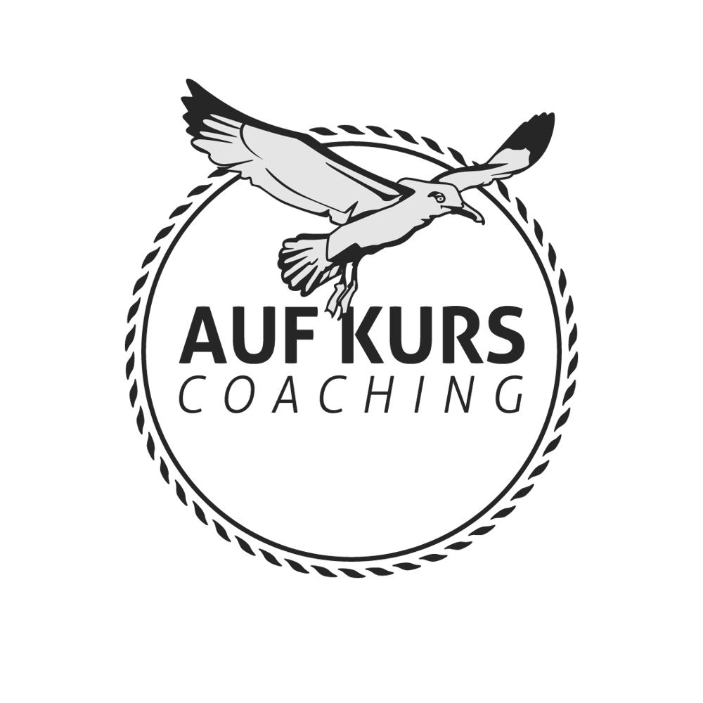 Möwe fliegt über einem Kreis aus Seil mit dem Text "AUF KURS COACHING" in der Mitte.