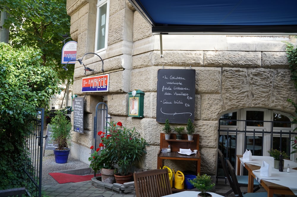 Fassade und Freisitz des Restaurants an der Gohliser Straße
