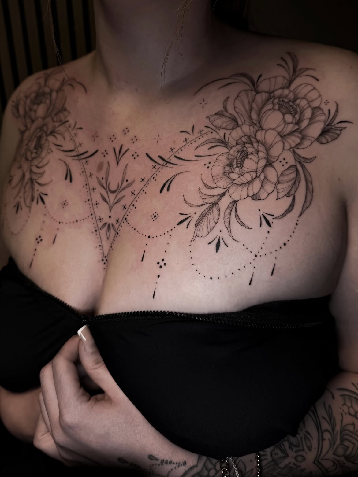 Zartes Chestpiece für Lena 🥰 Danke für dein Vertrauen 🫶✨.....#chestpiece #floraltattoo #fineli.jpg