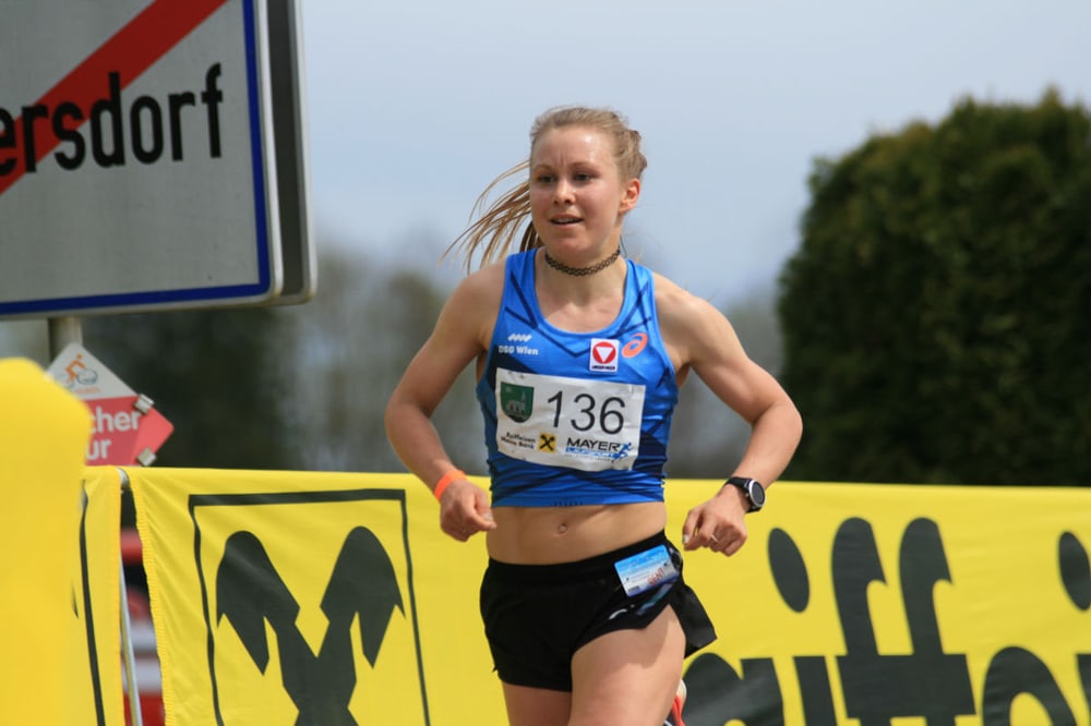 Julia Mayer beim Sieg der österreichischen Meisterschaft über 10 km Straße 2021