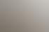 Drei beige Skulpturen von sitzenden schwangeren Frauen ohne Gesichtszüge in einer Reihe auf einem dunklen Tisch.