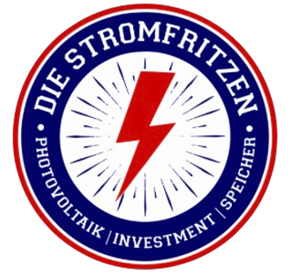 Runder Aufkleber mit rotem Blitz, umgeben von „DIE STROMFRITZEN“, „PHOTOVOLTAIK | INVESTMENT | SPEICHER“.