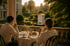 Gäste beim Frühstück mit Blick auf das Bienenhaus im Hotelgarten