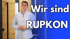 Mann mit Brille vor blauer Wand; Text: "Wir sind RUPKON"