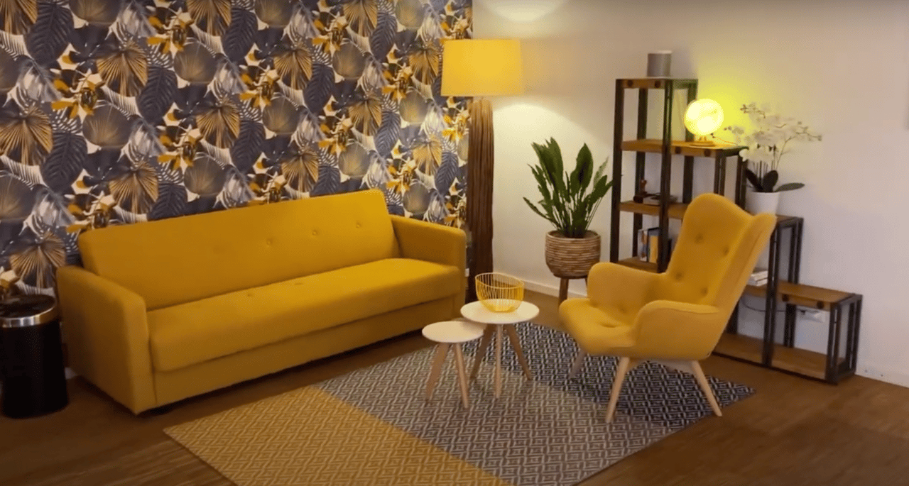 Ruhige Fokus-Ecke mit gelbem Sofa und Sessel in der Heldraumstation
