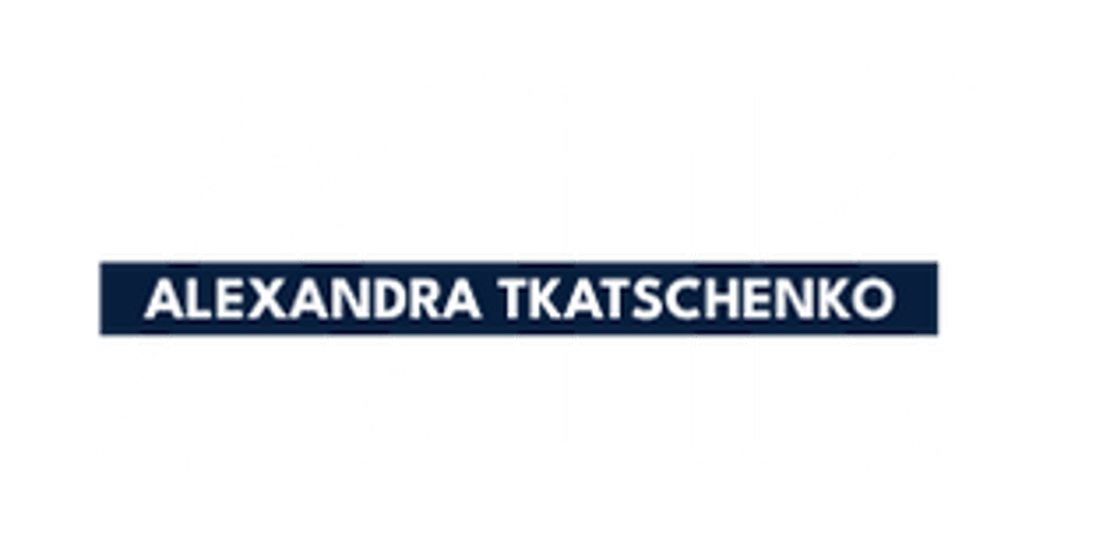 Weißes ATK-Logo auf dunkelgrünem Hintergrund mit "ALEXANDRA TKATSCHENKO" in einem dunkelblauen Balken.