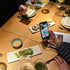 Food-Influencer fotografiert Gerichte im Restaurant
