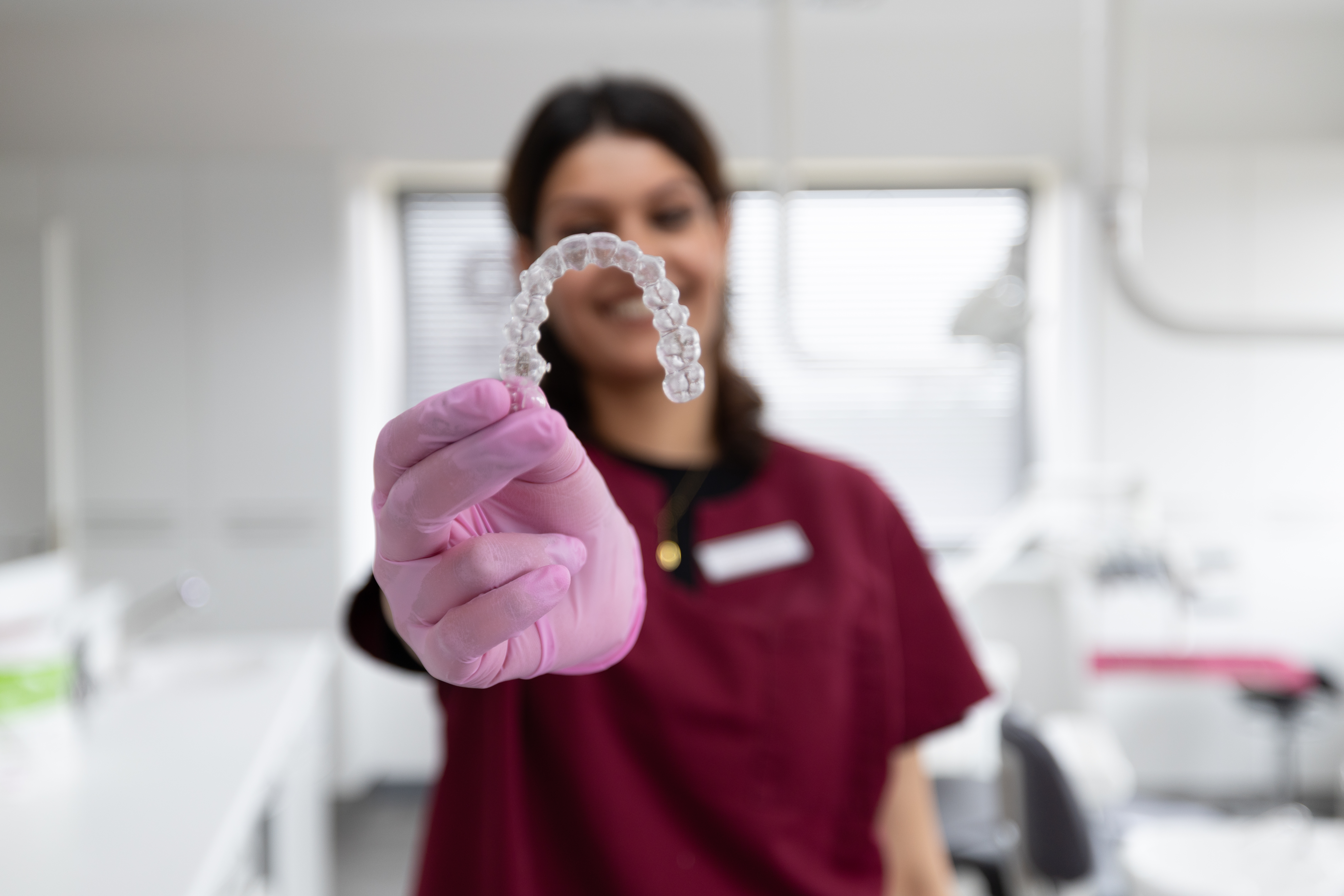 Invisalign Behandlung in Brake – transparente Aligner-Schienen bei Dr. Oukhai