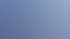Große Gruppe von Mitarbeitern in blauen Hemden und Jacken vor einem blauen Firmengebäude.