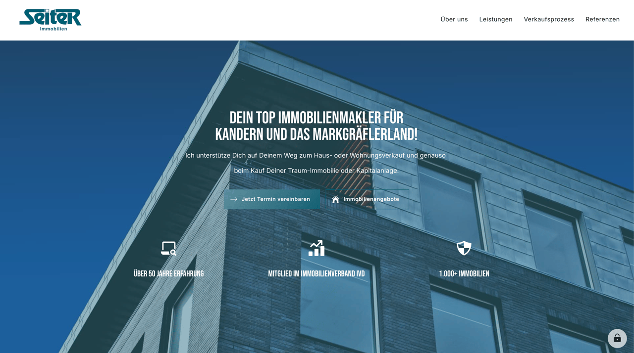 Gebäudeansicht von unten mit Text "DEIN TOP IMMOBILIENMAKLER FÜR KANDERN UND DAS MARKGRÄFLERLAND!"