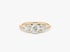 Goldener Ring mit drei runden Diamanten in einer Krallenfassung vor weißem Hintergrund.