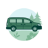 Grüner Minivan parkt auf einer Straße vor einem Wald mit Bäumen.