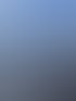 Drei Handwerker installieren eine Photovoltaikanlage mit schwarzen Solarmodulen auf einem Ziegeldach unter blauem Himmel.