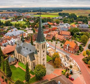 Blick über eine Kirche im Oldenburger Münsterland