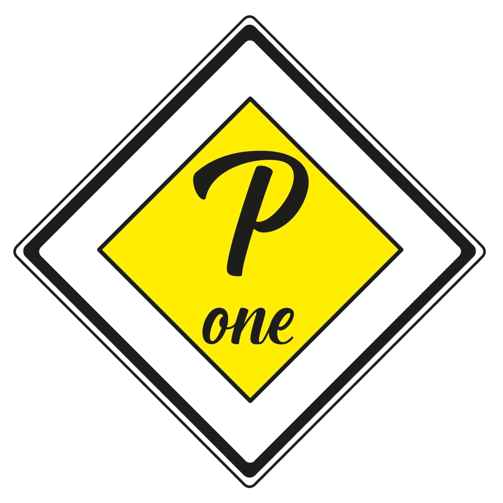Gelbes Vorfahrtsschild mit schwarzem "P" und dem Wort "one" darunter.