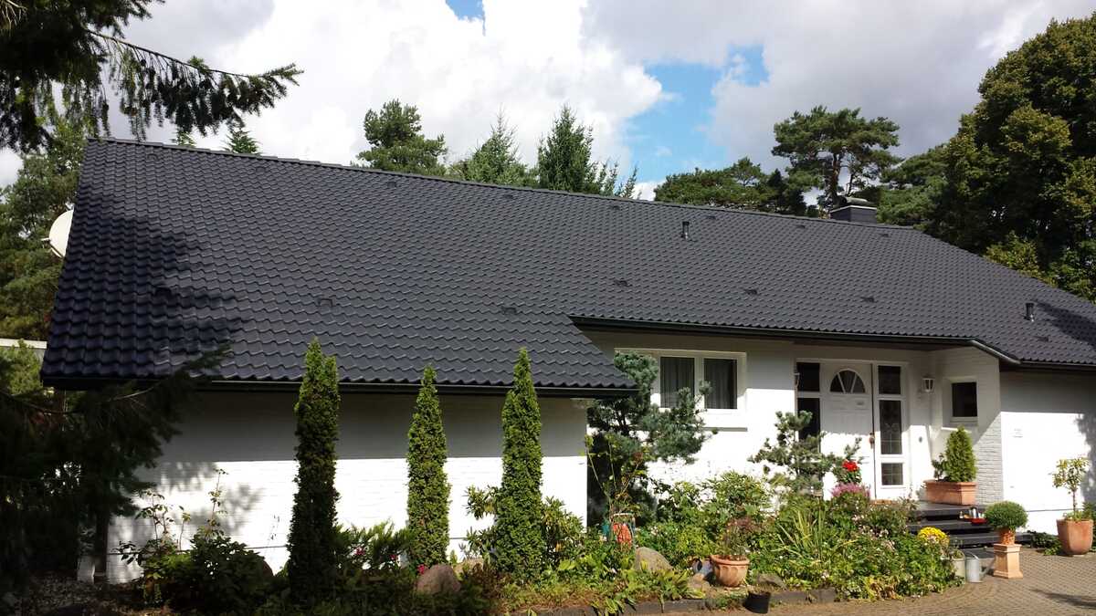 Bungalow mit fertig saniertem Dach in Anthrazit