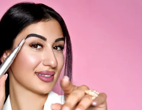 Meltem stylt eine Augenbraue