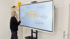 Frau schreibt an ein digitales Whiteboard mit einer Mindmap zum Thema „Bild vom Kind“ und pädagogischen Begriffen.