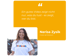 Nerisa Zysik lächelt, trägt ein T-Shirt mit „FARBRAUM“ und einem Zitat: „Ein gutes Video zeigt nicht nur, was du tust – es zeigt, wer du bist.“