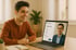 Mann am Laptop, der sich für ein Meeting zur Agentur für KI-Chatbots anmeldet.