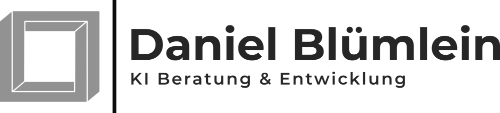 Logo: Quadratisches Symbol und Text "Daniel Blümlein KI Beratung & Entwicklung" auf grünem Hintergrund.
