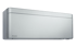 Silbernes Daikin Klimaanlagen-Innengerät mit schmalen Linien vor einem dunklen Hintergrund.