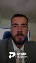 Ein Mann mit lockigem Haar vor grauem Hintergrund mit dem Logo von Bettersys Solutions.