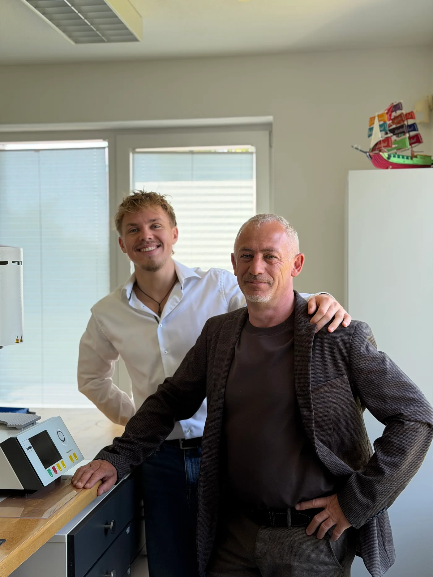 Waldemar und Noah Kern im Dentallabor ADU-Dental in Göggingen