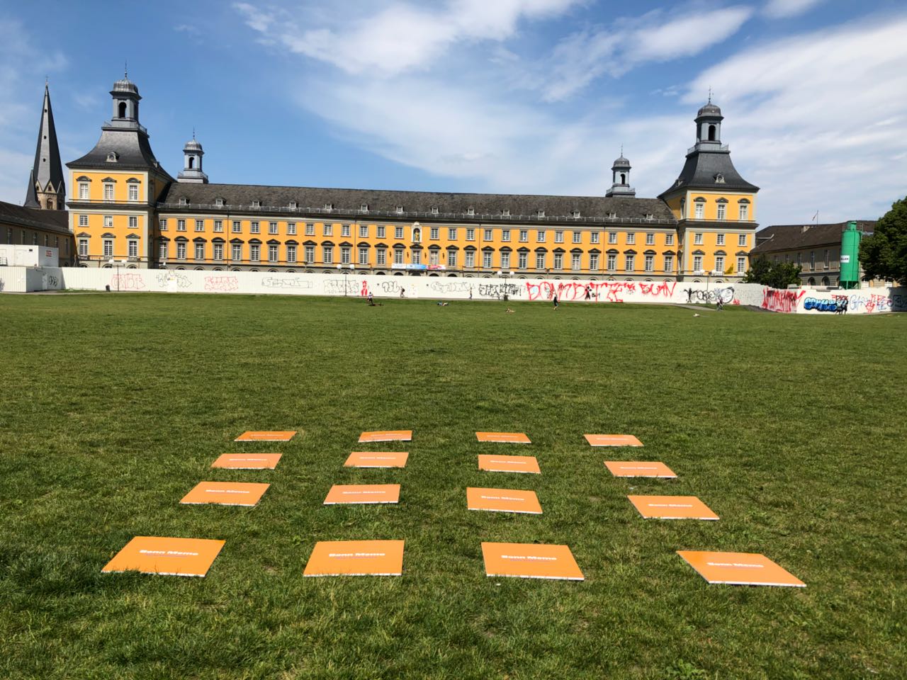 Bonn-Memo-XXL-Spielfeld im Hofgarten vor dem Hauptgebäude der Universität Bonn