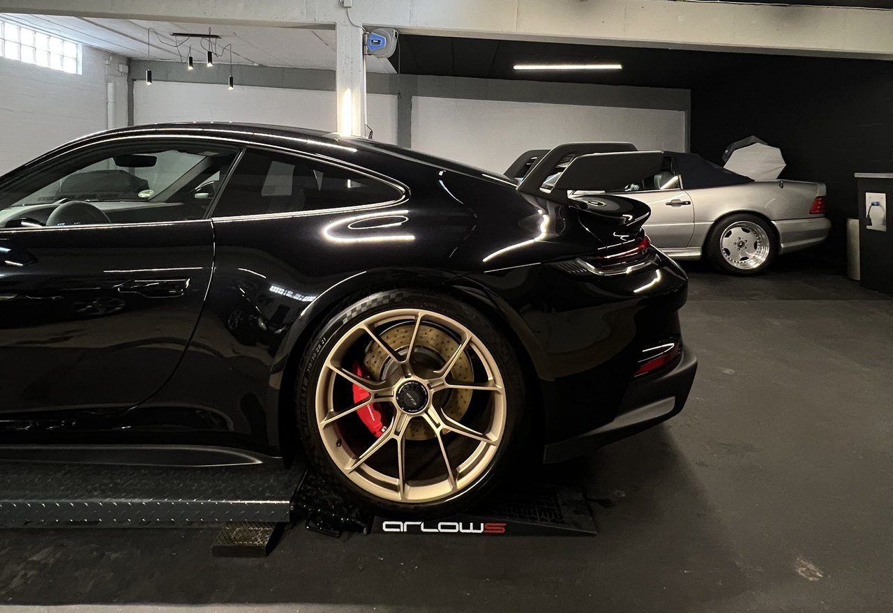Porsche 911 GT3 auf der Rampe in der Halle