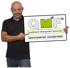 Mann hält ein Schild mit dem „QMF“ Logo und den Texten „Qualifizierter Motorgeräte-Fachhandel“ und „Zertifizierter Fachbetrieb“.
