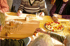 Senioren spielen ein Gesellschaftsspiel mit großen Holzwürfeln und Stiften an einem Tisch mit Obstteller.