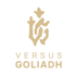 Goldenes, stilisiertes "VG"-Monogramm über den Wörtern "VERSUS" und "GOLIADH" in Gold.