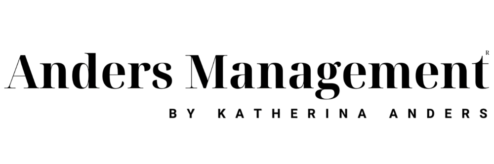 Logo mit weißen stilisierten Buchstaben W und A auf dunkelgrünem Hintergrund, darunter "Anders Management by Katherina Anders".