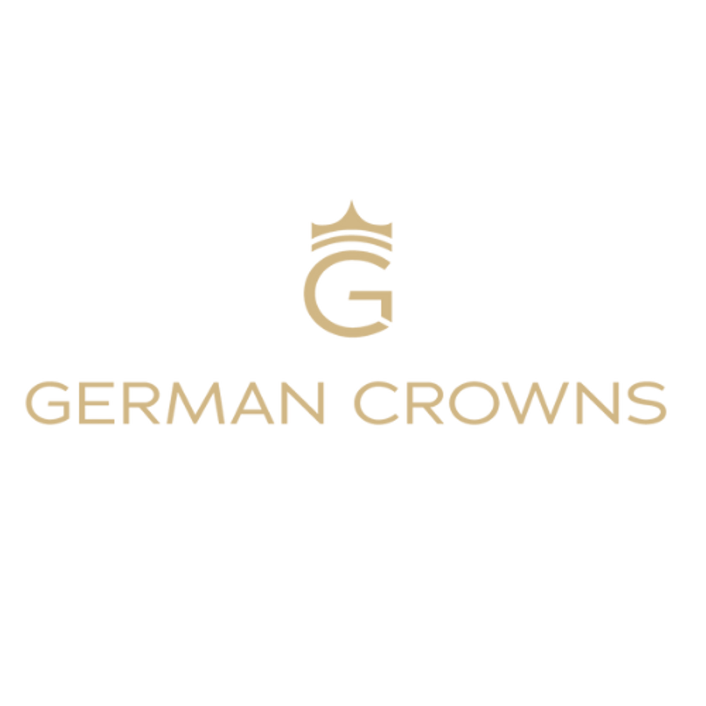 Logo "GERMAN CROWNS" in Gold auf dunkelgrünem Hintergrund, Buchstabe G mit Krone.