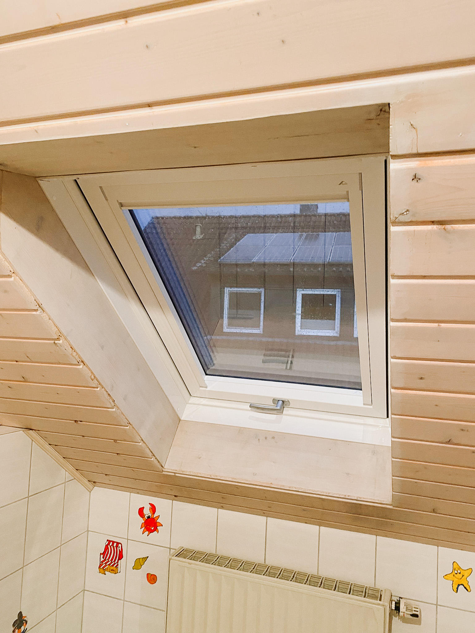 Ausgetauschtes Dachfenster mit Dreifachverglasung in Feuchtwangen – Zimmerei Neidlein