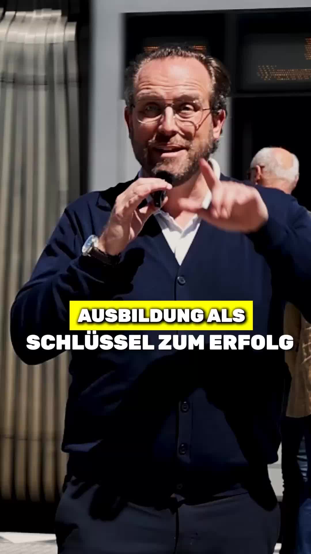 Standbild aus dem Video über die Ausbildung zur Kauffrau beziehungsweise zum Kaufmann im Einzelhandel