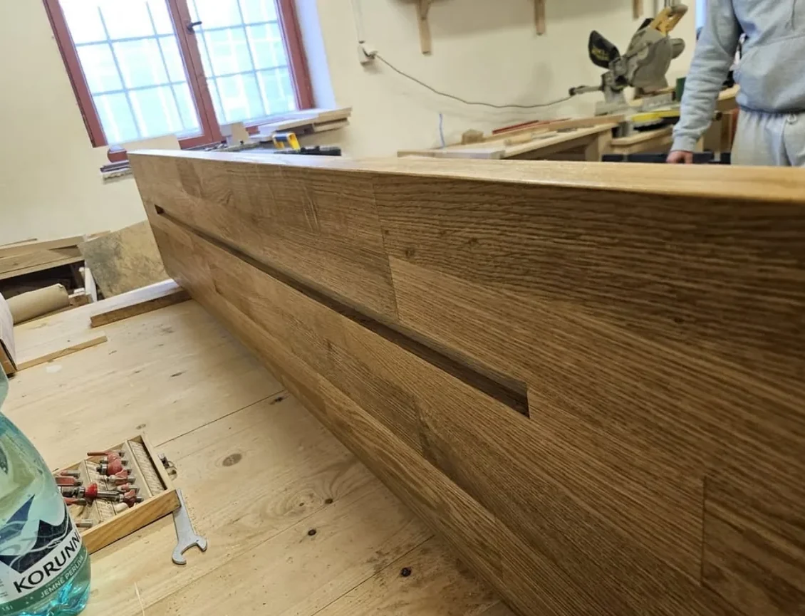Detail práce s masivním dřevem na ponku v dílně BN Woodwork
