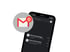 Smartphone mit Gmail-App, die Posteingang ohne neue Anfragen und Benachrichtigung über neue Kunden für Meier zeigt.