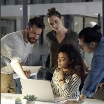 Titelbild zum kostenlosen Skript „Metaphern für komplexe IT-Themen“: Team bespricht sich am Laptop