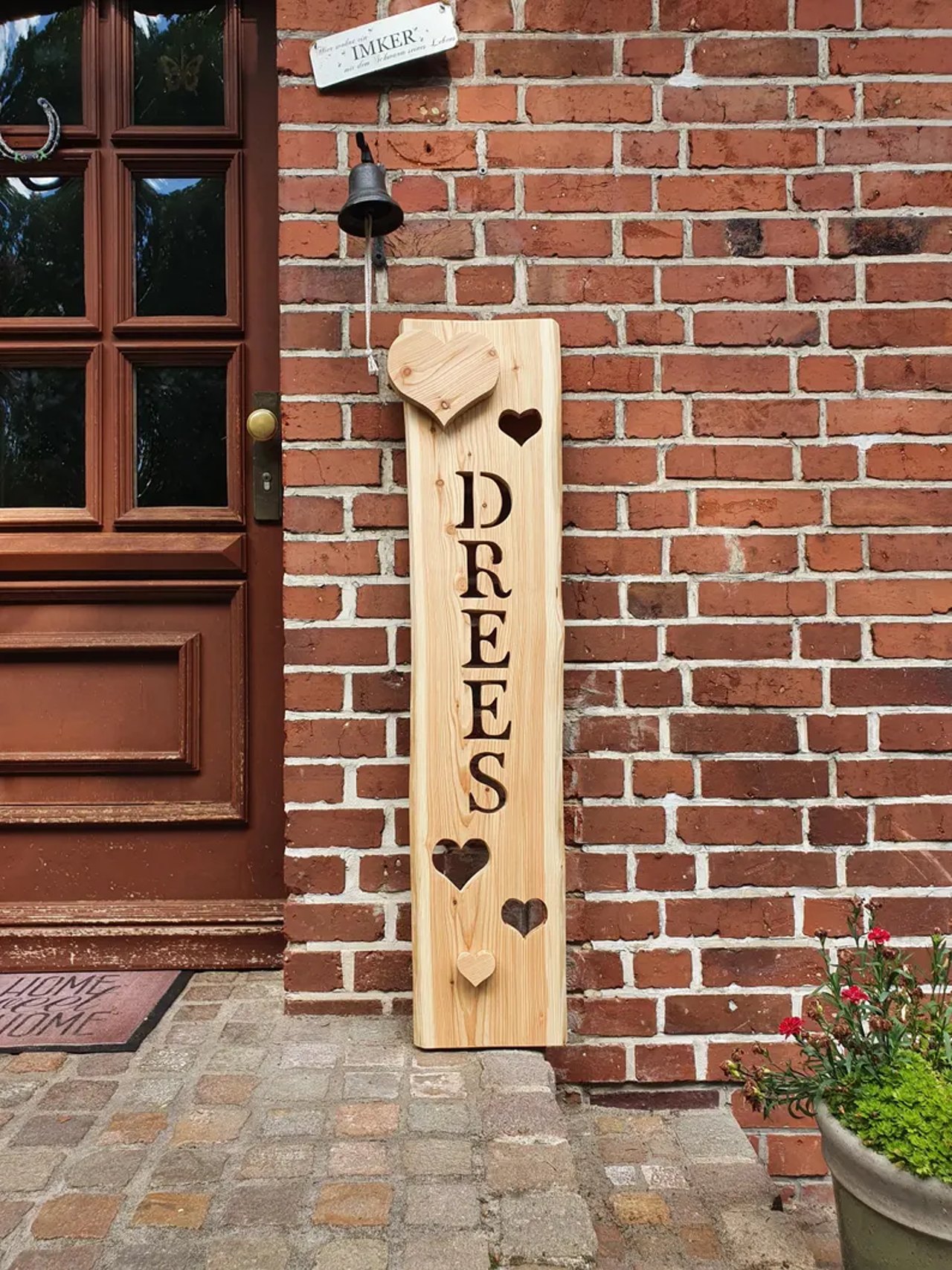 Personalisierter Holzaufsteller mit Namen und Herzen