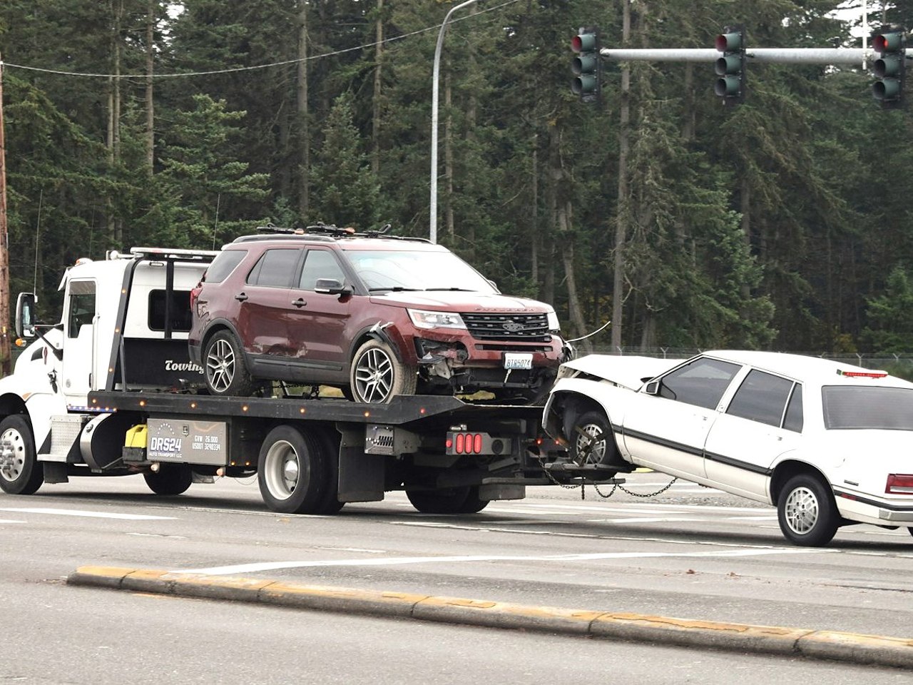 Abschleppwagen mit aufgeladenem Pkw