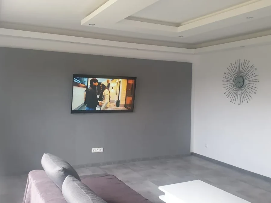 Wohnzimmer mit abgehängter Decke und umlaufender Voute