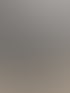 Samsung Galaxy S10+ Display-Ständer in einem Elektronikgeschäft mit Regalen im Hintergrund.