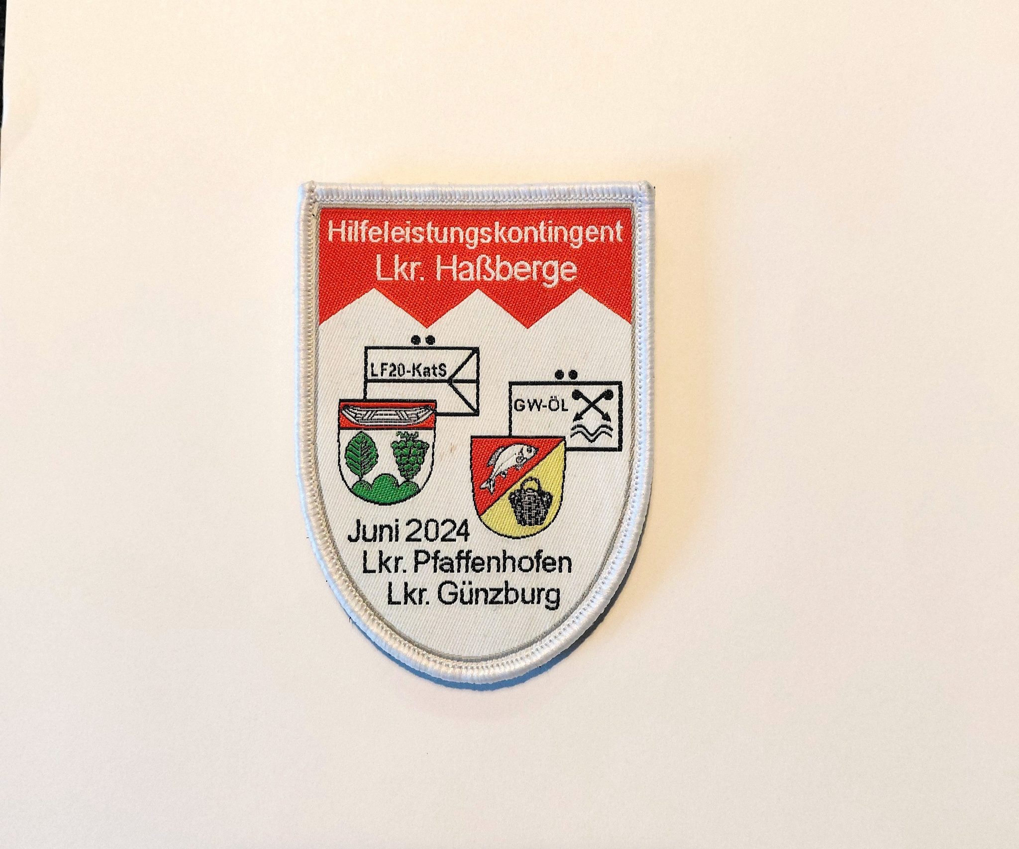 Gestickter Patch mit merrowter Kante, blauer Umrandung und Goldstickerei