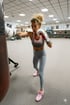 Eine Frau mit blondem Haar, rosa Sport-BH und grauen Leggings schlägt mit weißen Boxhandschuhen auf einen Boxsack in einem Fitnessstudio.