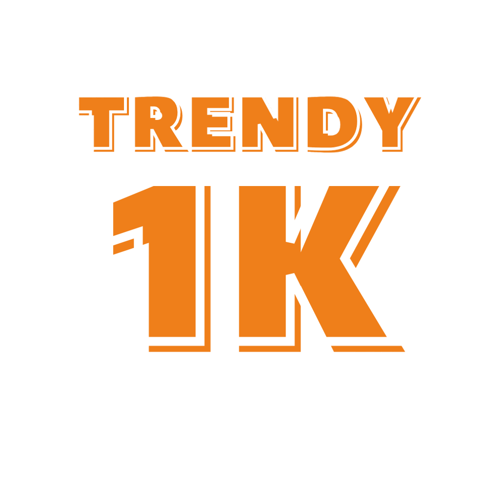 Trendy 1K Logo in Orange und Weiß auf dunkelgrünem Hintergrund, umgeben von einem weißen Pinselstrich.