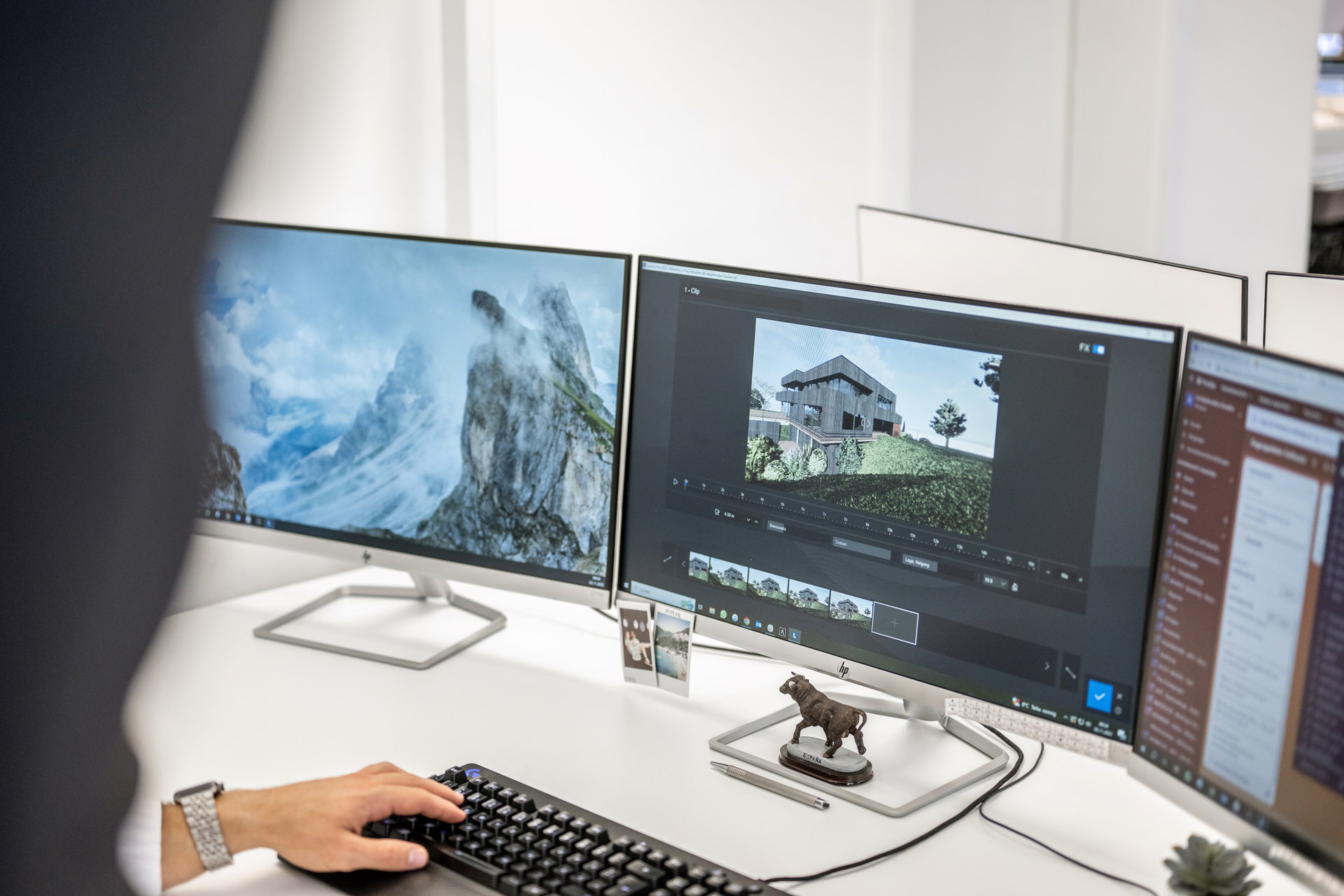 Digitaler Arbeitsplatz im Architekturbüro Kaveller mit mehreren Bildschirmen